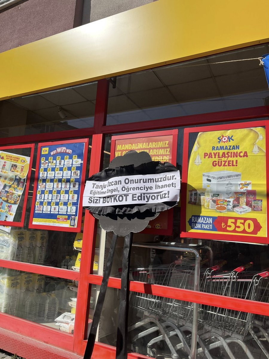Bolulu vatandaşlar, üç harfli marketlerin kapısına siyah çelenk bıraktı.

Vatandaşlar, kamuoyuna yapılan açıklamaları samimi bulmadıklarını belirterek market yetkililerinin savcılığa gidip şikayetçi olmadıklarına dair dilekçe vermelerini talep etti.