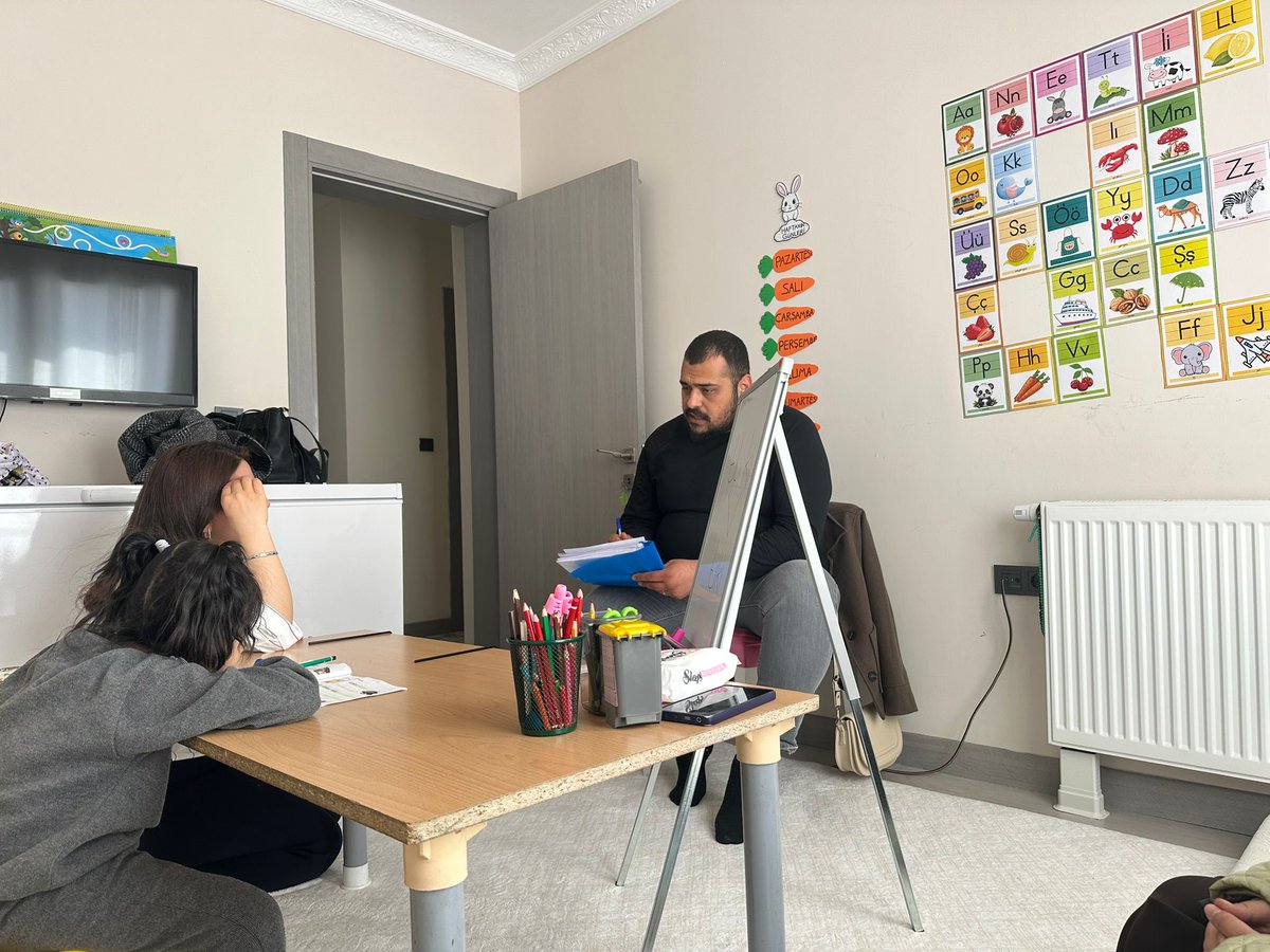 RamHakkari's tweet photo. ✨️Evde Eğitim Hizmetlerinden yararlanan öğrencilerimizi ziyaret ettik. Evde Eğitim hizmetlerinde görevli öğretmenlerle yürütülen çalışmalara dair müşavirlik hizmetinde bulunduk.

 @MebOrgm @Hakkari_MEM @nrtttin_ylmz https://t.co/8rnthJTlLv