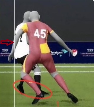 Gün geçmiyor ki başka bir rezillik görmeden devam edebilelim..

❌ ilk resimde osimhen'in kolu geride,
✅ Beşiktaş'lı oyuncunun ise ayağı geride,
❌ ikinci resimde ise tam tersi.
✅ tamamen ofsay olmaması için tasarlanmış bir görsele benziyor.

yorum kamuoyunun..