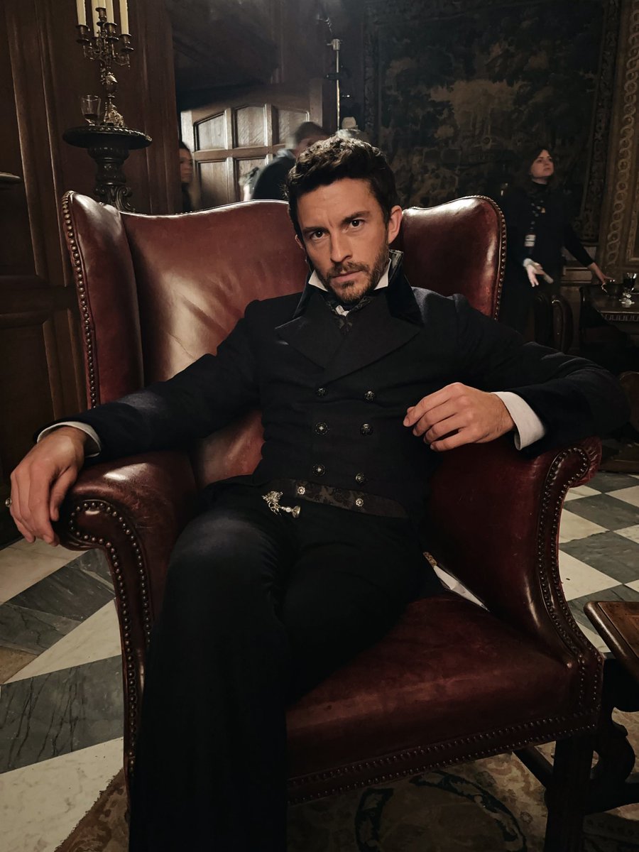 Jonathan Bailey behind the scenes of Bridgerton S4