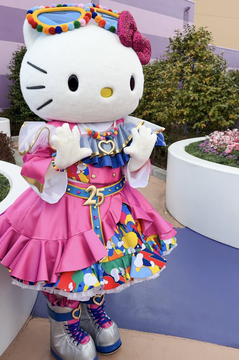 みんなと一緒にダニエルくんの ハイタッチ待ちキティちゃん🙌🏻💖 #USJ