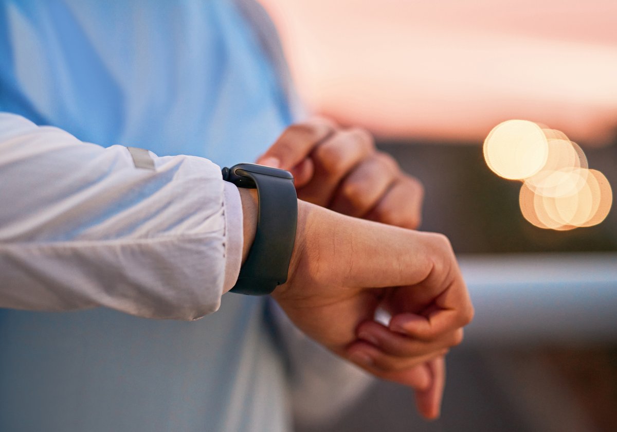 HopkinsMedNews's tweet image. Reduced activity, measured by wrist-worn watches, was linked to #MultipleSclerosis progression over time, according to new research. This insight may inform future studies and other research about using wearable devices as biomarkers for disease. @GreenJournal