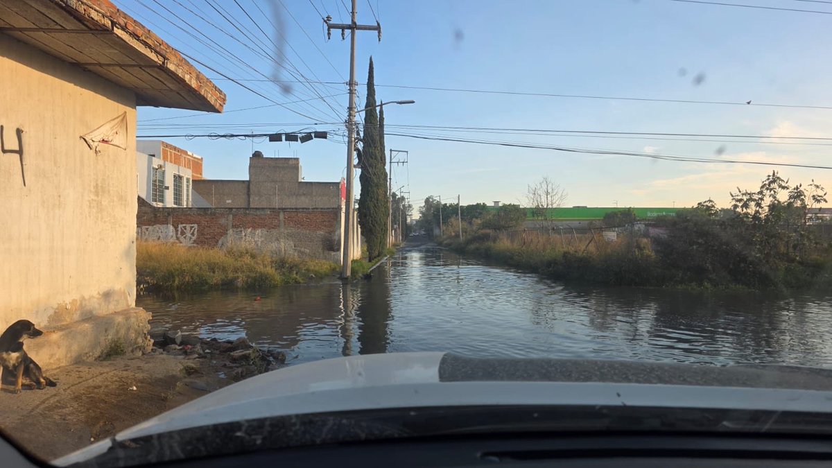 iitzelstark's tweet photo. Y como ya es costumbre de nuevo laguna de agua sucia, hasta cuando tendremos una solución perdurable? @siapagdl 
Es cansado cada semana tener el mismo problema. Necesitamos una solución definitiva ya! 
@SeguridadTon @Trafico_ZMG @SergioChavez_D https://t.co/wiaVq7mTBo