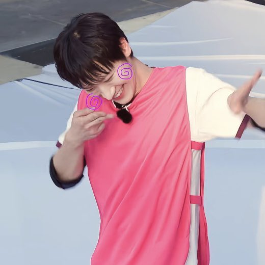 ช้านอุ๋งอิ๋งตอนมานได้เต้นด้อกแด้กๆเพลงตัวเอง แล้วพี่ๆน้องๆทุกคนเชียร์ยิ้มเอนดูมาน ㅠㅠ เตนยิ้มแบบแฮปปี้มากยิ้มไปทั้งหน้าเลย พิก้แฮปปี้ เตนมาไทยบ่อยๆนะ ㅠㅠ