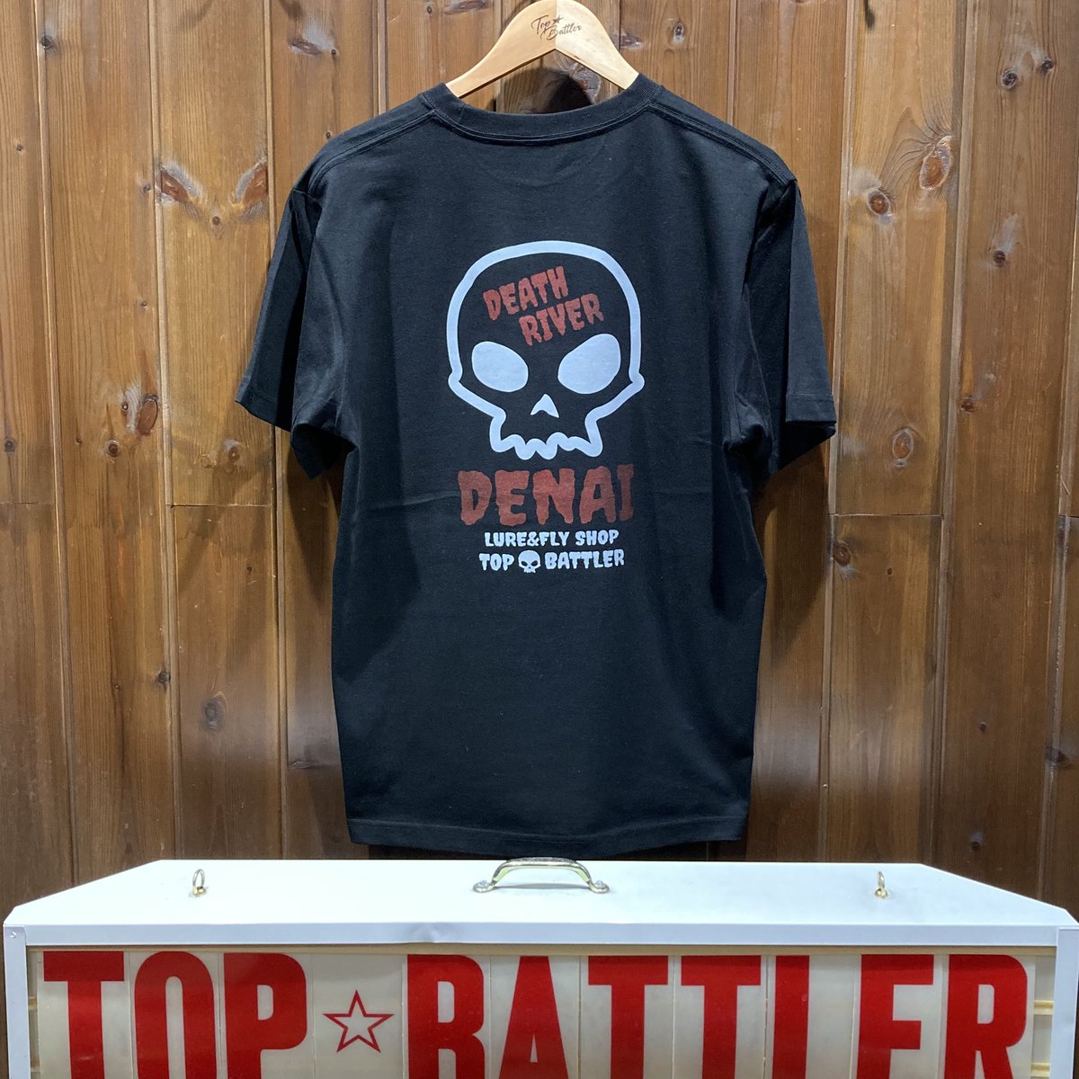 TOPBATTLER's tweet photo. DENAI Tシャツ ブラックバージョンを作って見ました☠️
なかなかええ感じだと思ってます🤩
※受注承ります
#denai
#DETA
#チヌトップ
#トップウォーター
#PR https://t.co/Rumc0Z4FXy