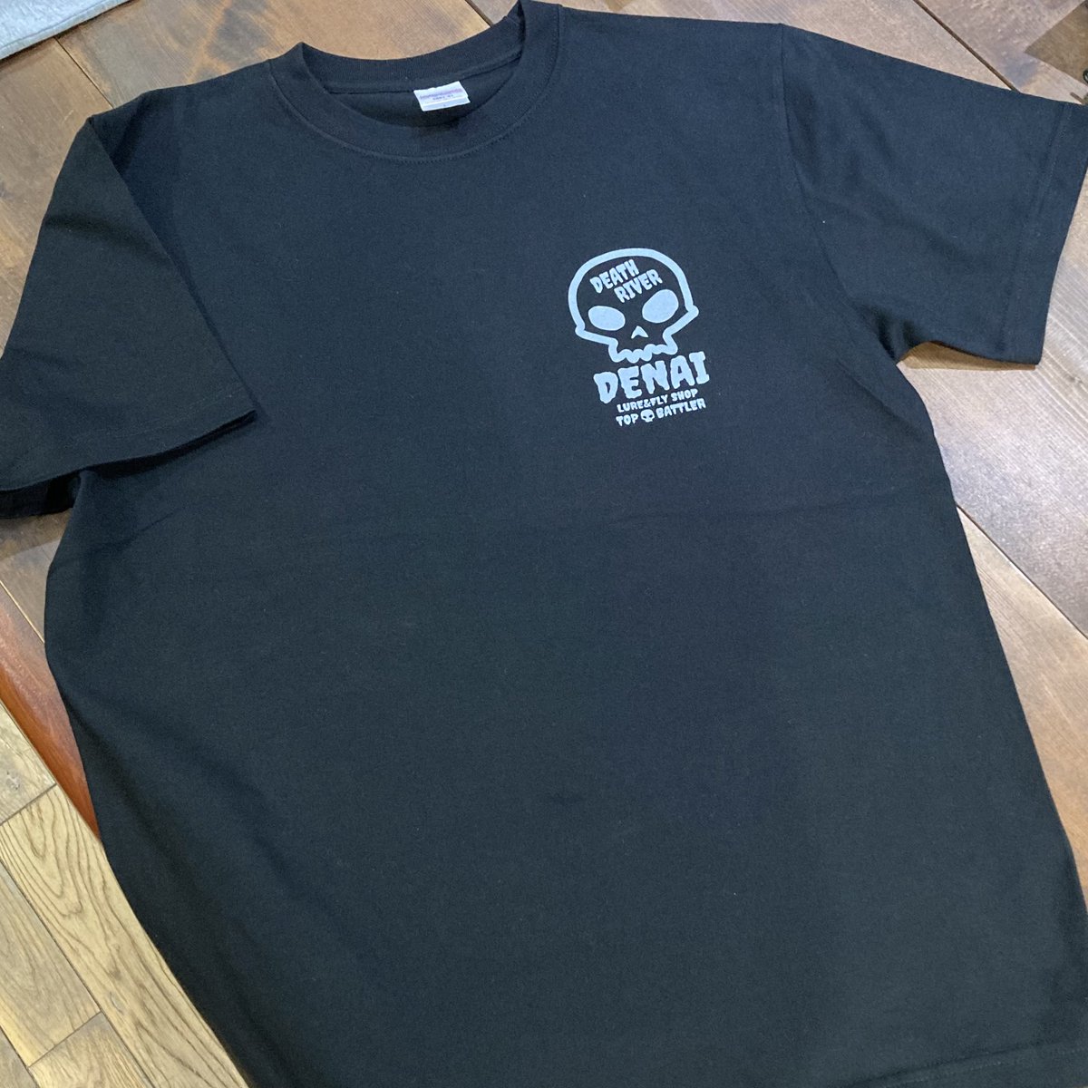 TOPBATTLER's tweet photo. DENAI Tシャツ ブラックバージョンを作って見ました☠️
なかなかええ感じだと思ってます🤩
※受注承ります
#denai
#DETA
#チヌトップ
#トップウォーター
#PR https://t.co/Rumc0Z4FXy