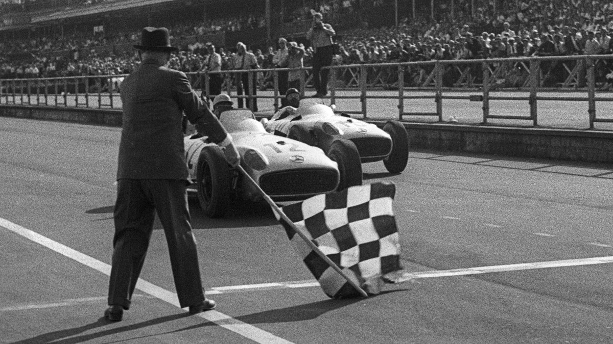 GoodwoodRRC's tweet image. Two giants of the 1950s. One unforgettable rivalry. Juan Manuel Fangio and Stirling Moss battled on track while maintaining a deep respect that defined one of motorsport’s greatest friendships! 👇 #FOS #F1 
goodwood.com/grr/f1/fangio-…