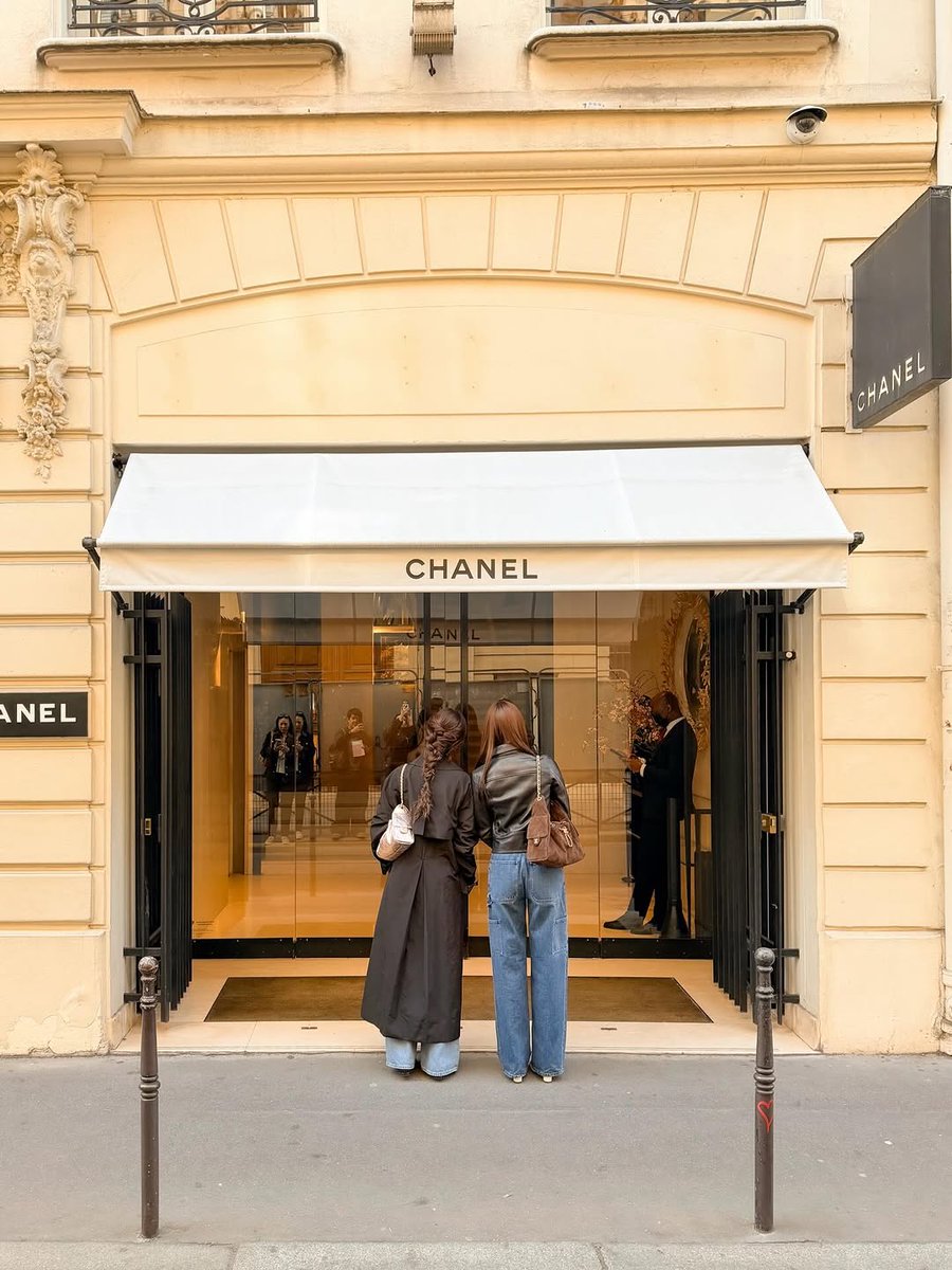 lemiusch's tweet photo. lenamiu in paris these two photos perfectly capture the ‘private but not secret’ vibe

LENAMIU AT CHANEL PFW
#CHANELFW26xLenaMiu https://t.co/m2w9ee8NPg