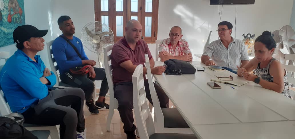 Creadores del #FCBCuba #VillaClaraConTodos motivados por la transformación energética, se reúnen esta mañana con representantes del Parque tecnológico y la Mypime Doberman, mantener la vitalidad y la capacidad productiva con #AuténticaDiferencia 
Seguimos creando.