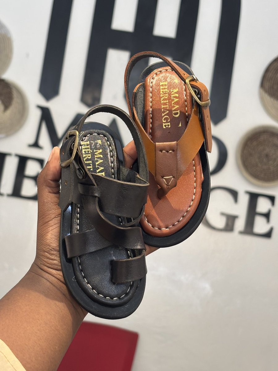 AdjaMaremeN's tweet photo. Bonjouuuur les parents 🥰🥰

Nus pieds en cuir pour vos garçons by @Maad_Heritage 

Noir : 22,24,25,26,28,30,32,34
Marron : 23,25,27,29,31,33,35

Prix 🏷️ : 10000 Francs, livraison gratuite 
📞774161796- 761884809 

Retweets appréciés 🥰 https://t.co/6dmGd3zhdF