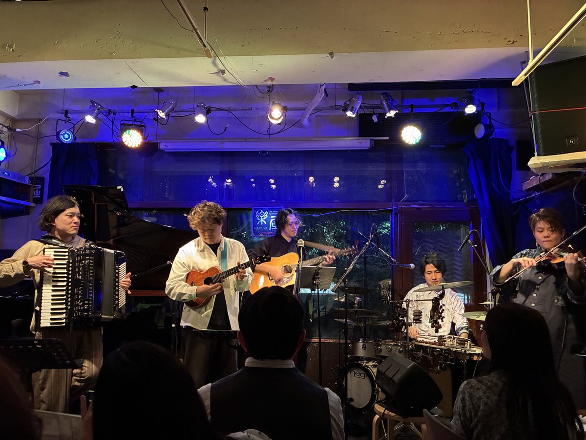 XfXntJ18TqXoj93's tweet photo. 昨日は楽屋さんにてGROOVEDGEさんとkyasさんのライブへ🎸🥁🪗🎻
音と音の重なり、���ズムのカッコよさ、無茶苦茶贅沢な楽しい時間でした😍
#GROOVEDGE
#kyas https://t.co/PqJBXIeRiR