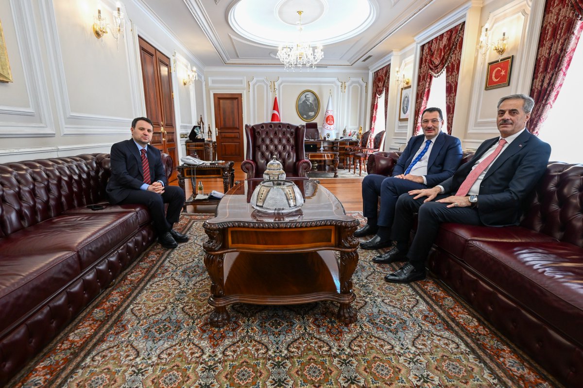 AK Parti Genel Başkan Yardımcısı, Seçim İşleri Başkanı Sayın Ali İhsan Yavuz ve Sakarya Büyükşehir Belediye Başkanı Yusuf Alemdar'ı Bakanlığımızda konuk ettik.

Nazik ziyaretleri ve samimi temennileri için kendilerine teşekkür ediyorum.

<a href="/aliihsanyavuz54/">Ali İhsan YAVUZ</a>
<a href="/sbYusufAlemdar/">Yusuf Alemdar</a>
<a href="/Akparti/">AK Parti</a>