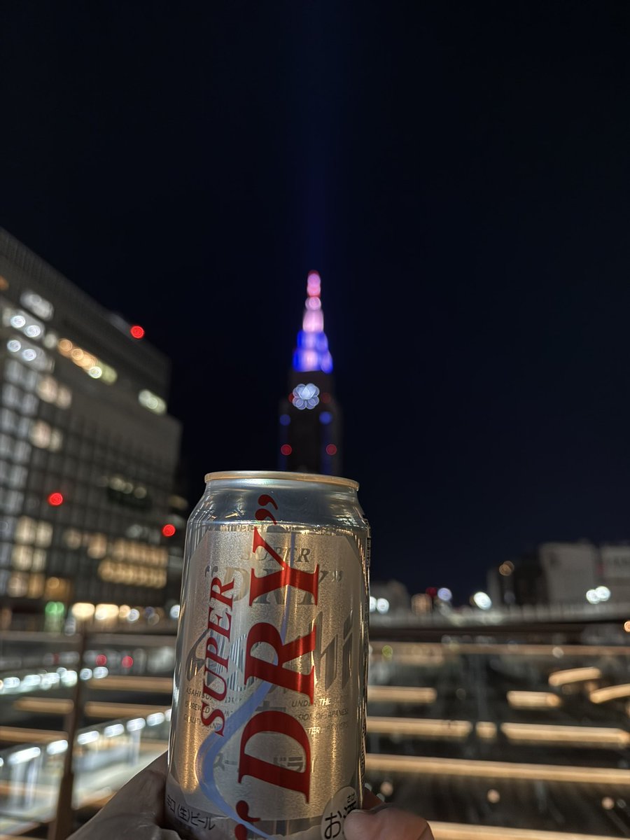 今日も

めんどすぎるお仕事（タヒ）→たのしーラーイブ！→ジムプール→公園ビール（イマココ）！

いいライブと運動は精神を健全にします！おススメ！