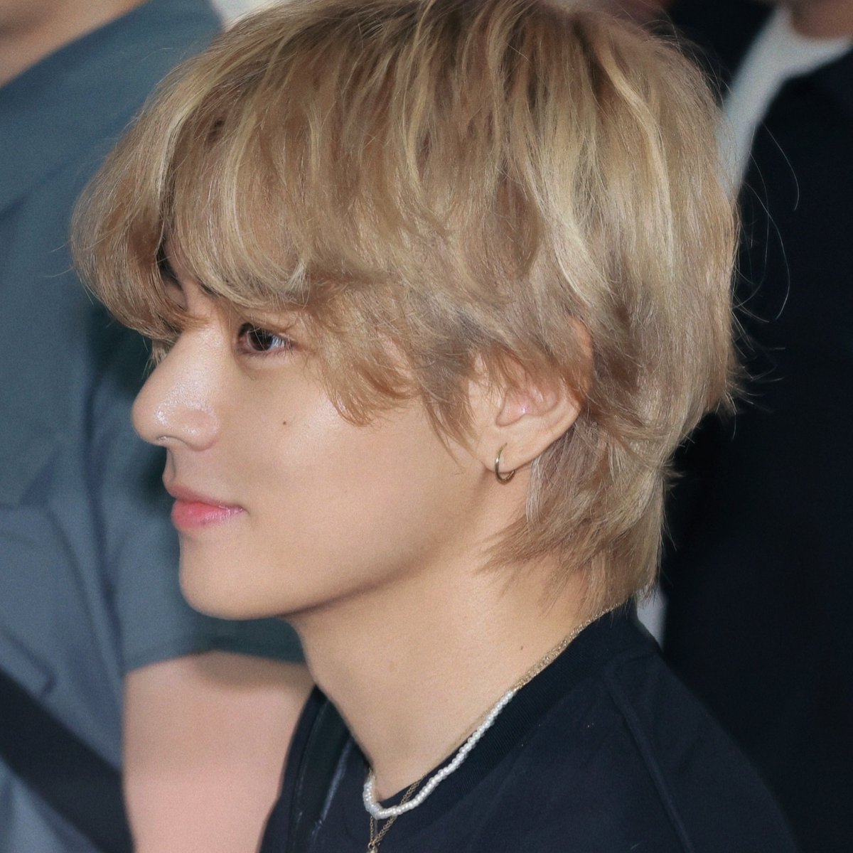 the blonde hair with his pretty side profile what a lethal combination