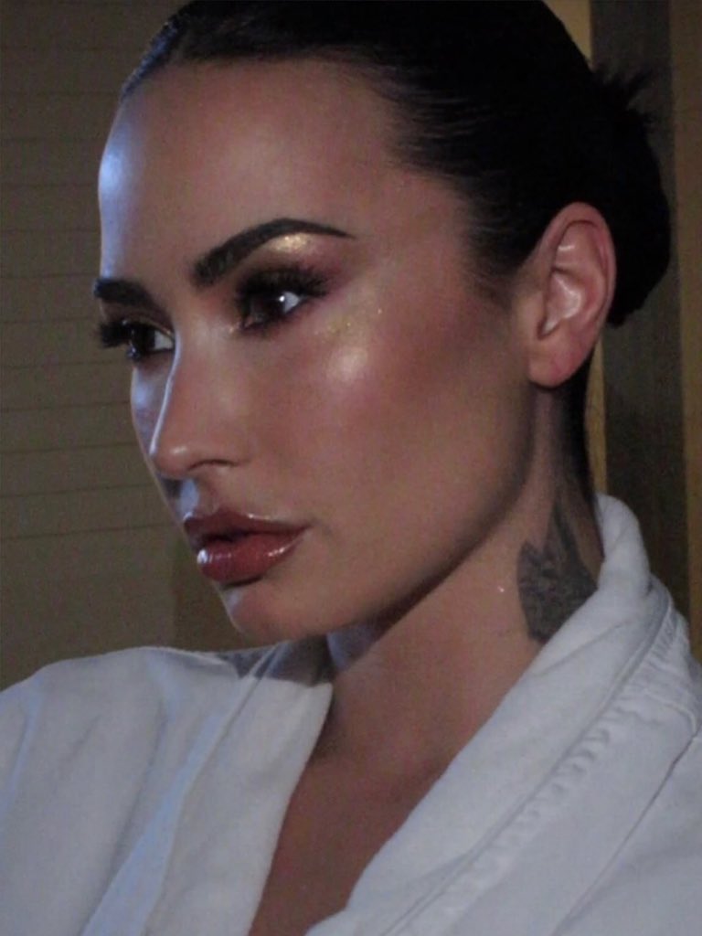 InfinityXLoveX's tweet photo. love this make up! https://t.co/SyCzLElEcR
