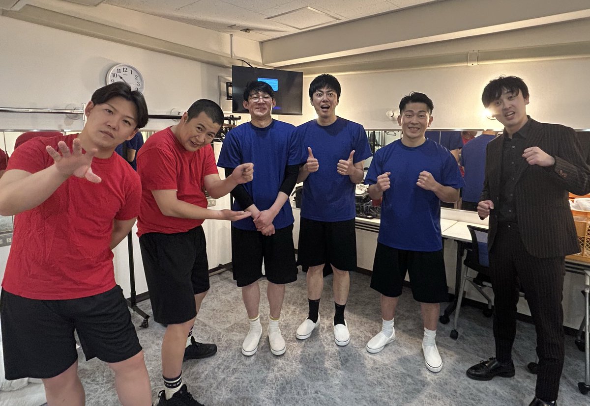 yoshimot6ppongi's tweet image. 『六本木ネオン ～ジャングルポケット×ロングコートダディ×コットン～』

ご来場&amp;amp;ご視聴ありがとうございました🌟

ネタ1本ずつとコーナーのスペシャルなスリーマンライブ！
大白熱の"カスタムコート卓球"は1点を争う大接戦に🏓
最後のコーナーは #コットン きょんさんがロッカーの餌食に…🤣