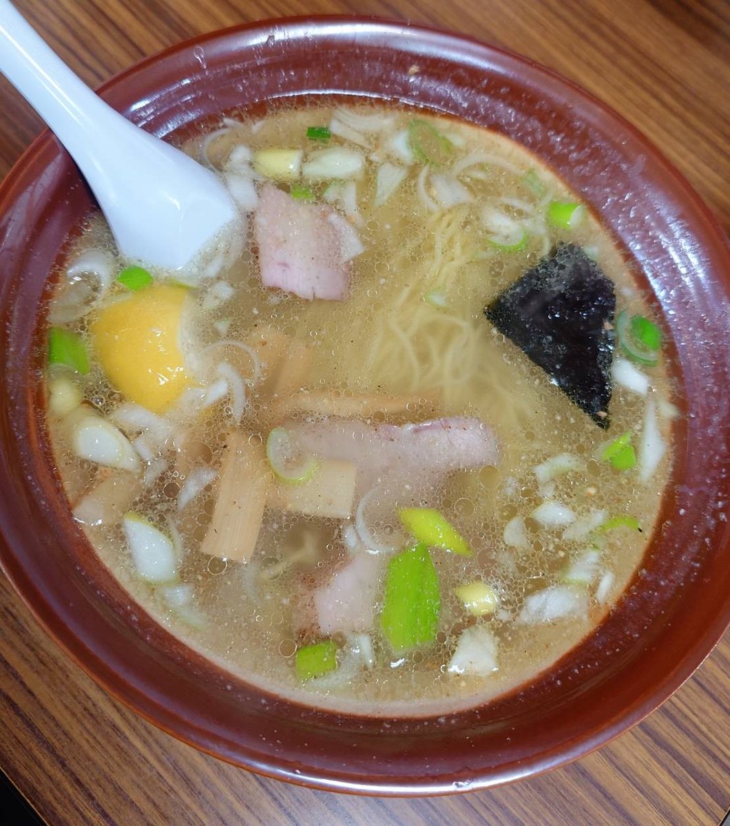 kadoya1's tweet photo. 能代市追分町の住宅地にある創業約50年のラーメン屋。女性3人で切り盛りしていた。醤油と塩味を頂く。俺の人生で一番かもと思うくらい美味しいラーメン。レモンの酸味が絶妙な塩梅。細麺とネギがスープによく合う。こんなに美味しいラーメンが秋田にあるなんてビックリ。遠かったけど来て良かった。 https://t.co/T9EsEgcviR