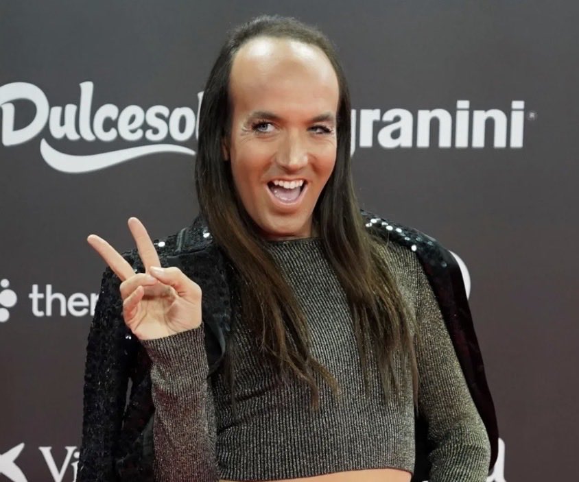 OcurreEnTele's tweet photo. 13. Aless Gibaja

Concursante de #GHVIP4. Resaltó en su edición por sus fuertes encontronazos con Aida Nizar. https://t.co/jjQjAppJhV