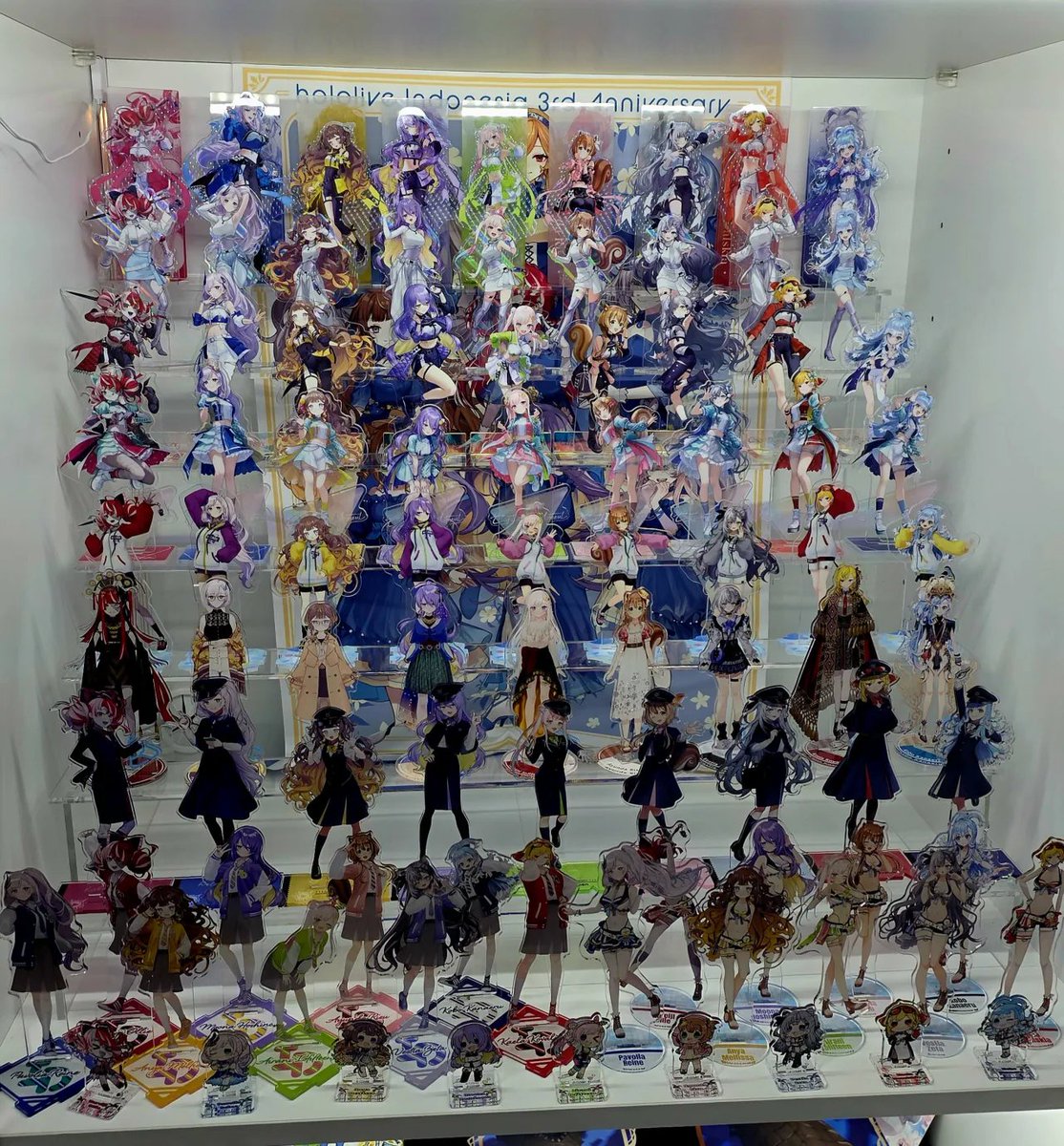 Rabbit_Tokki_KR's tweet photo. I finally filled all the steps with acrylic stands!
#HoloID
#IOFORIA
#Moona_Hoshinova
#Ayunda_Risu
#Melfriends
#MERAKyats
#KureijiOllie
#vestiazeta  
#KaelaKovalskia
#KoboKanaeru https://t.co/3My1JjsrCi
