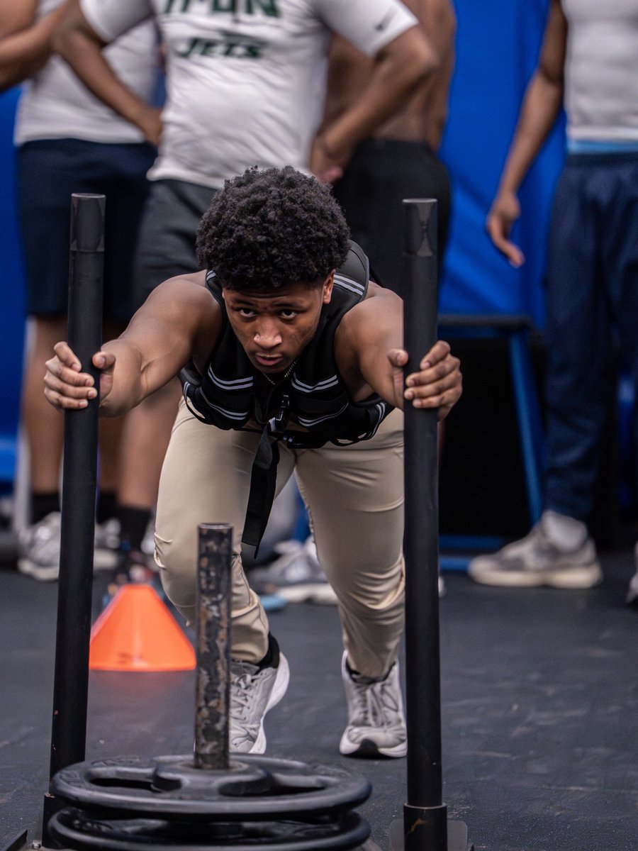 TerminatorTy7's tweet photo. Working harder and harder everyday! Thank you god for this opportunity. 💪🏾🙏🏾 @WestOrangeHSFB @CoachDgrant @DMFootball258 https://t.co/DxCJNkEgjq