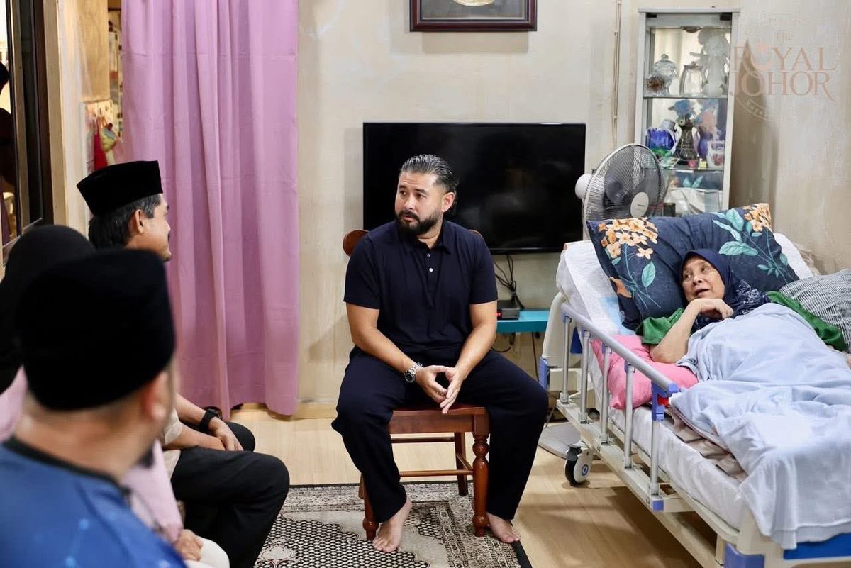 onnhafiz's tweet photo. Dalam kekecohan isu bola sepak yang sedang hangat diperkatakan di media sosial ketika ini, pelbagai pandangan dan kritikan dilontarkan terhadap DYAM Tunku Mahkota Ismail, Pemangku Sultan Johor.

Itulah realiti dunia hari ini. Media sosial memberi ruang kepada semua untuk bersuara. Namun saya yakin, Bangsa Johor mengenali siapa sebenarnya TMJ.

Sebagai Menteri Besar Johor, saya sendiri menyaksikan bagaimana banyak perkara yang digerakkan oleh TMJ lahir daripada satu keinginan yang jelas iaitu melihat Johor menjadi negeri yang lebih maju, berdaya saing dan rakyatnya hidup dengan lebih baik.

TMJ sentiasa meletakkan tanda aras yang tinggi untuk JDT. Penanda aras yang sama diletakkan terhadap kepimpinan negeri, termasuk saya sendiri, barisan EXCO serta kepimpinan Pegawai Tadbir Negeri Johor (JCS). Tuanku sering mengingatkan bahawa amanah memimpin negeri ini bukan sekadar soal jawatan, tetapi tanggungjawab untuk bekerja lebih keras, berfikir lebih jauh dan memastikan setiap dasar benar-benar memberi manfaat kepada rakyat.

Dalam bidang pendidikan, Tuanku sering menekankan bahawa masa depan Johor mesti dibina melalui pendidikan yang berkualiti untuk generasi muda. Sebab itu lahirnya idea seperti Sekolah Rintis Bangsa Johor, bagi membina generasi anak Johor yang bukan sahaja cemerlang dari segi akademik tetapi juga memiliki kepimpinan dan keyakinan untuk bersaing di peringkat global.

Begitu juga dengan pembangunan belia melalui Tunku Mahkota Ismail Youth Centre (TMIYC) serta gerakan Southern Volunteers, yang menghimpunkan ribuan anak muda Johor untuk turun membantu masyarakat ketika bencana dan situasi kecemasan. Inisiatif ini membentuk generasi muda yang bukan sahaja berdaya saing, tetapi juga mempunyai semangat khidmat kepada masyarakat.

TMJ juga sering menekankan bahawa kemajuan ekonomi negeri mesti memberi manfaat sebenar kepada rakyat. Sebab itu Tuanku sentiasa menekankan kepentingan membawa masuk pelaburan berkualiti yang mampu menyediakan pekerjaan dengan gaji premium kepada anak muda Johor, selaras dengan pembangunan Zon Ekonomi Khas Johor–Singapura (JS-SEZ).

Hasil usaha bersama pelbagai pihak, Johor juga telah mencapai satu pencapaian penting apabila berjaya menoktahkan kemiskinan tegar di negeri ini. 

Pada masa yang sama, lebih 20,000 unit rumah mampu milik telah siap dibina dan didiami oleh rakyat Johor, sekali gus membuka peluang kepada lebih ramai keluarga memiliki kediaman sendiri.

Ramai juga mungkin tidak mengetahui bahawa idea kepada Infaq Jumaat Johor, yang kini memberi manfaat kepada ratusan ribu rakyat setiap minggu, turut diinspirasikan oleh keprihatinan Tuanku terhadap golongan yang memerlukan.

Inilah sisi yang jarang diperkatakan.

Ramai melihat DYAM Tunku Mahkota Ismail hanya melalui ketegasan Tuanku dalam mempertahankan standard bola sepak. Tetapi jika dilihat secara lebih menyeluruh, visi Tuanku terhadap Johor sebenarnya melangkaui sukan semata-mata, ia meliputi pendidikan, pembangunan belia, ekonomi yang lebih kukuh serta kesejahteraan rakyat.

Perbezaan pandangan adalah perkara biasa dalam mana-mana masyarakat yang matang. Namun janganlah kerana satu perkara kita membiarkan diri kita berpecah. Johor berada pada tahap hari ini kerana kita bergerak bersama sebagai satu Bangsa Johor.

Akhirnya, saya ingin mengajak seluruh rakyat Johor untuk terus memelihara semangat kebersamaan ini. Marilah kita saling menghormati dan terus bersatu dalam membina masa depan Johor yang lebih maju dan sejahtera untuk generasi akan datang.

Raja dan Rakyat Berpisah Tiada.