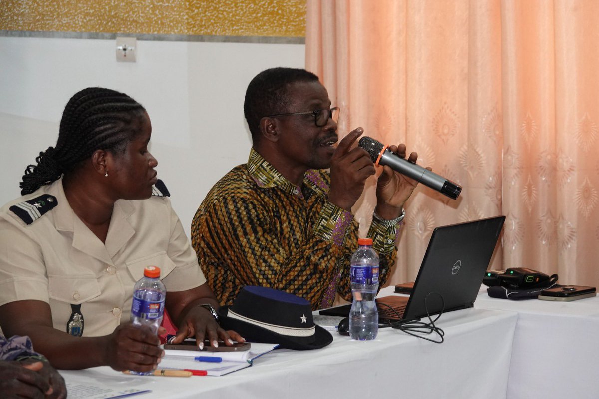 UNODC_WCAfrica's tweet photo. 📍Lomé au Togo 🇹🇬
👀 @UNODC_WCAfrica & @Unicef_Togo avec le CNLTP, financé par #MigrationMPTF 🇬🇦 🇹🇬 a formé des officiers de police judiciaire afin de mieux identifier, protéger & assister les victimes de la traite des personnes & les migrants en situation de vulnérabilité. https://t.co/3yz5TH9P8g