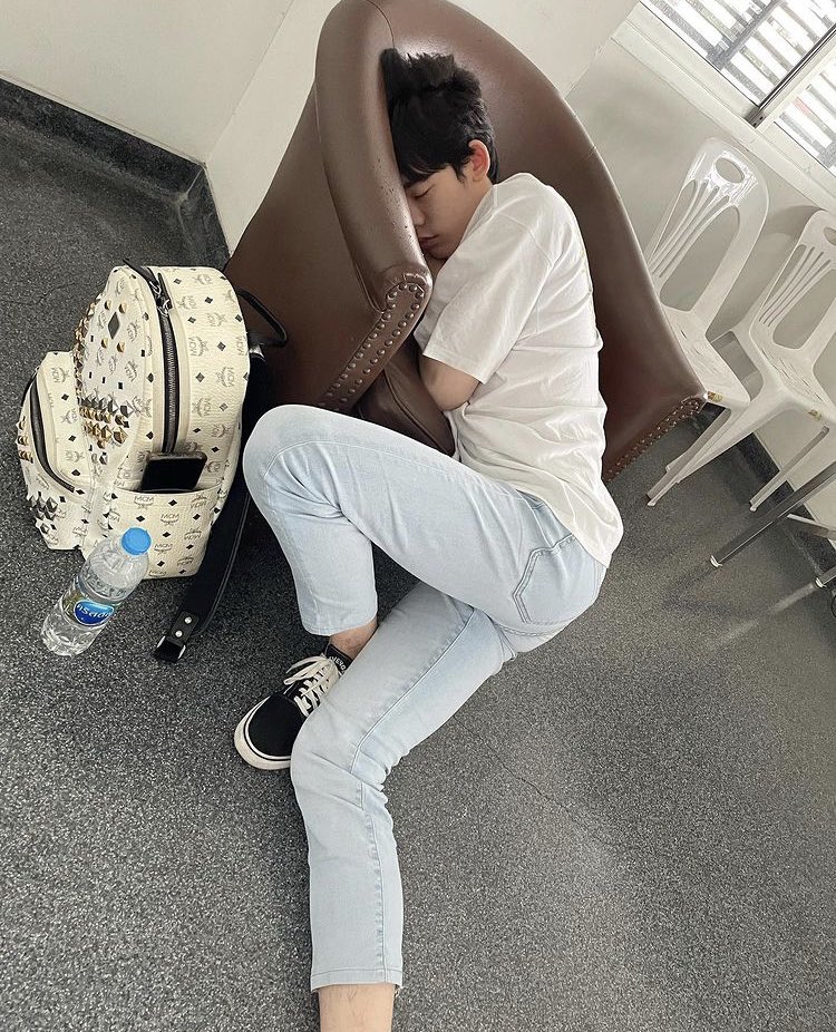 designonu's tweet photo. ละดูรูปน้องป๋อหลับที่ชั้นมีในเครื่อง ชนะตี๋ตี๋ได้ยัง https://t.co/Zn11avNgDr