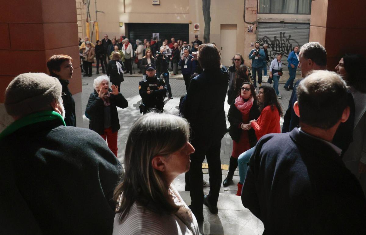 Los insultos e intentos de agresión que hemos sufrido fuera del Parlamento balear, por parte de los miembros de la Asociación <a href="/MemoriaMallorca/">Memòria de Mallorca</a> y la Fundación <a href="/dardermascaro/">Fundacions Darder-Mascaró</a> (chiringuitos que han vivido de la subvención pública y que trabajan para enfrentar y dividir a la