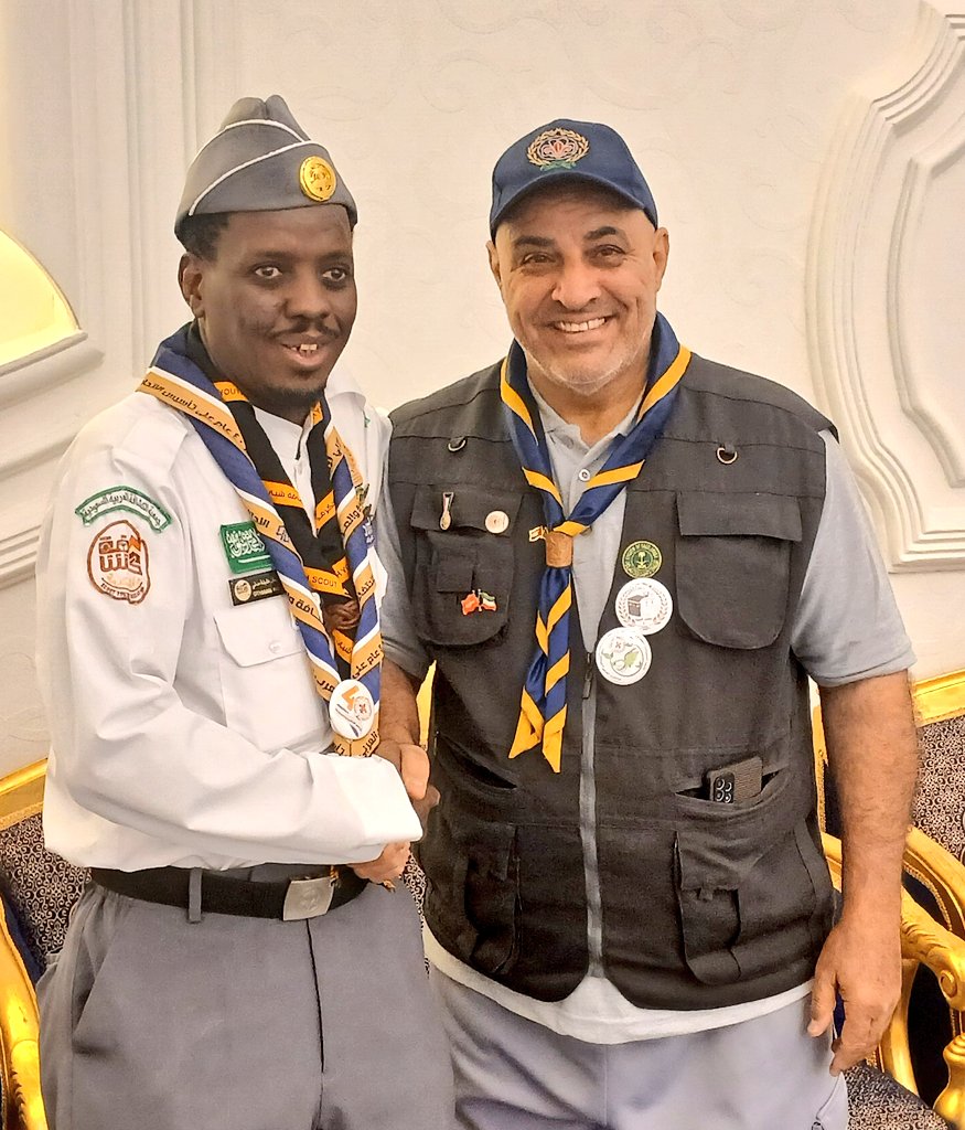 تشرفت بتقليد زميلي العزيز القائد الكشفي الصحفي أ/عثمان خليفة مدني المشرف العام لفريق كشافة شباب مكه المكرمة منديل الاحتفاء بمرور [ ٤٠ ] عام على تأسيس الإتحاد الكشفي للرواد العرب جاء ذلك خلال زيارتي لمكة المكرمة