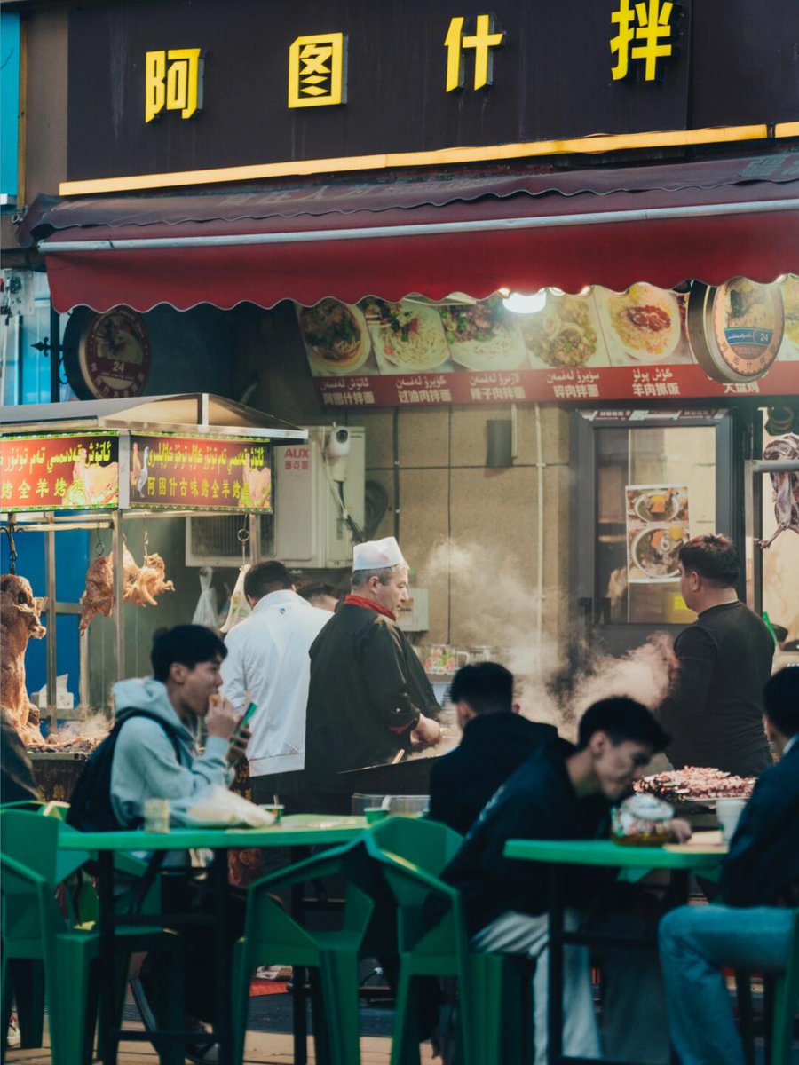 XiStEdvjec's tweet image. [Scent of grilled squid lingers—crispy tentacles, spicy-salty kick. 5 mins to satisfy your street food craving!  #StreetFoodJoy #QuickBite]