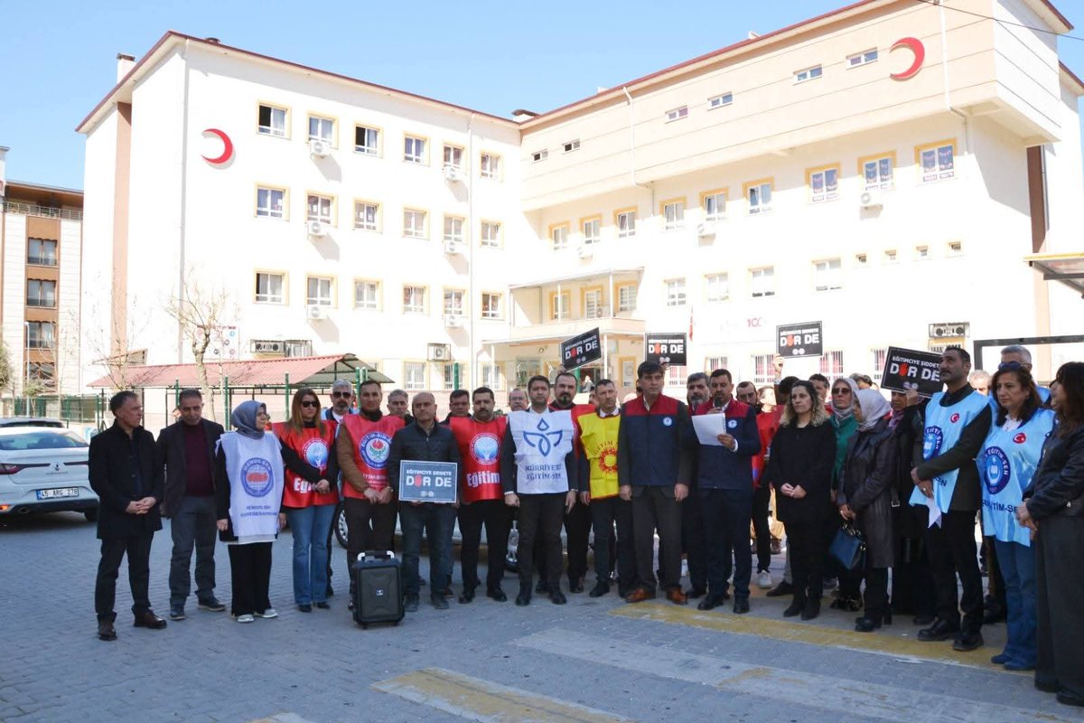 yunusemrebs45's tweet photo. 📢 EĞİTİMDE ŞİDDETE GEÇİT VERMEYECEĞİZ!
​Öğretmene yönelen şiddet, toplumun geleceğine saldırıdır!

Eğitim Çalışanı Sendikalarının tümüyle öğretmenimize yönelik tehdit ve şiddet girişimine karşı basın açıklaması düzenlendi. 

İlçe Temsilcimiz Sayın Zeynel MUTLU şu açıklamalarda bulunmuştur;

"Kıymetli Meslektaşlarımız ve Değerli Basın Mensupları ,

Eğitim; sevgi, saygı ve güven zemini üzerinde yükselen toplumsal bir değerdir. Bu değerin en asli koruyucuları ve taşıyıcıları ise kuşkusuz öğretmenlerimizdir. Geleceğimizi emanet ettiğimiz evlatlarımızı bilgiyle, sabırla ve büyük bir özveriyle yetiştiren öğretmenlerimizin, görevlerini huzur ve güven içerisinde ifa edebilmeleri en temel insani ve anayasal haklarıdır.

Ancak son dönemde öğretmenlerimize yönelik artan sözlü taciz, mobbing ve fiziksel şiddet olayları endişe verici bir boyuta ulaşmıştır. Henüz İstanbul’da öğrencisi tarafından hayattan koparılan meslektaşımız Fatma Öğretmen’in acısı yüreğimizde tazeyken, ilçemizde yaşanan yeni bir şiddet vakası acımızı ve öfkemizi katlamıştır.

5 Mart günü Yunusemre Türk Kızılayı İlkokulu’nda görev yapan İngilizce öğretmenimize yönelik gerçekleştirilen şiddet girişimini en sert şekilde kınıyoruz. Bir eğitimciye, bir anneye ve her şeyden önce bir insana reva görülen bu çirkin saldırıyı asla kabul etmiyoruz.

Bugün buradan bir kez daha yüksek sesle haykırıyoruz: Artık yeter! Eğitimde şiddete, baskıya ve itibarsızlaştırmaya geçit vermeyeceğiz. Yetkililerden, eğitim çalışanlarının can güvenliğinin sağlanması ve bu tür elim hadiselerin tekerrür etmemesi adına ivedilikle somut adımlar atmalarını ve gerekli tüm güvenlik tedbirlerini almalarını bekliyoruz. Söz konusu saldırıyla ilgili yasal süreci öğretmenimiz tarafından başlattığımızı, suç duyurusunda bulunduğumuzu ve failin hak ettiği cezayı alması için davanın sonuna kadar takipçisi olacağımızı kamuoyuna ilan ediyoruz.

Unutulmamalıdır ki; Öğretmene yönelen her türlü baskı, tehdit ve şiddet; aslında toplumun geleceğine, çocuklarımızın yarınlarına ve toplumsal huzurumuza yapılmış bir saldırıdır. Öğretmenler, toplumun mimarı ve çocuklarımızın hayatına dokunan en kıymetli rehberlerdir.

Ramazan ayının birleştirici ikliminde toplumun tüm kesimlerini öğretmenlerimize sahip çıkmaya, okullarımızda saygı kültürünü yeniden tesis etmeye ve şiddete karşı ortak bir duruş sergilemeye davet ediyoruz.

Öğretmene saygı, geleceğe saygıdır.

Kamuoyuna saygıyla duyurulur."

✅ Suç duyurusunda bulunulmuştur.
✅ Sürecin takipçisiyiz.
✅ Okullarımızda huzur ve güvenlik istiyoruz.
​#EğitimdeŞiddeteHayır #ÖğretmeneSaygı #Yunusemre