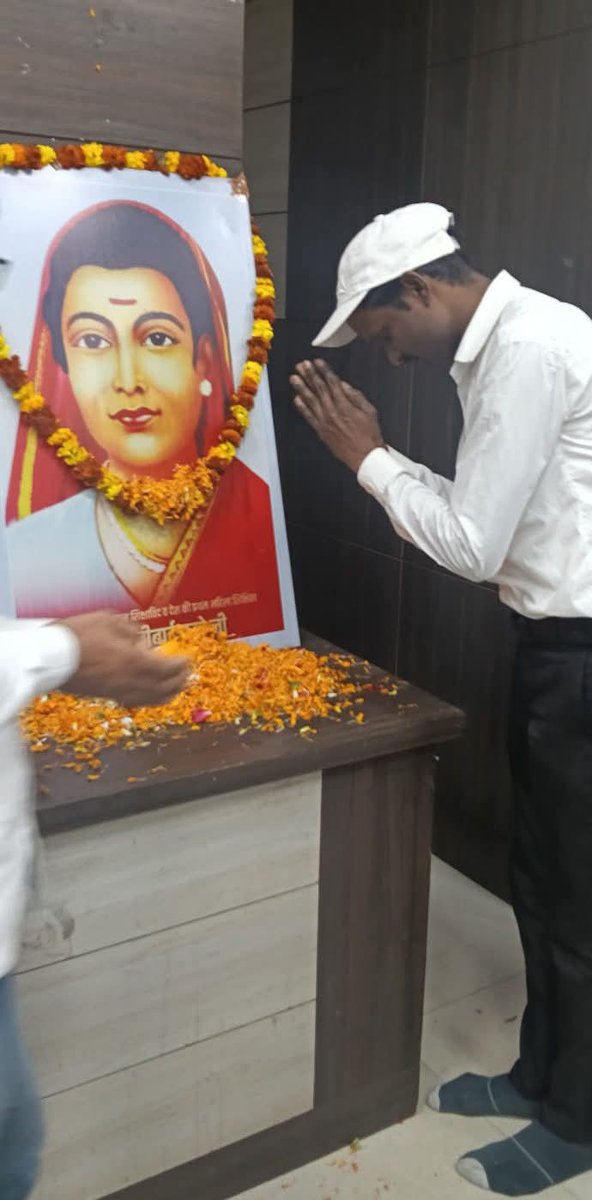 RAMASHRYANISHA3's tweet photo. “स्वाभिमान से जीने के लिए पढ़ाई करो,पाठशाला ही इंसानों का सच्चा गहना है।”
~ सावित्रीबाई फुले

नारी शिक्षा की पर्याय एवं महान समाज सुधारक सावित्रीबाई फुले जी की पुण्यतिथि पर उन्हें विनम्र श्रद्धांजलि! https://t.co/dzLK6GAizl