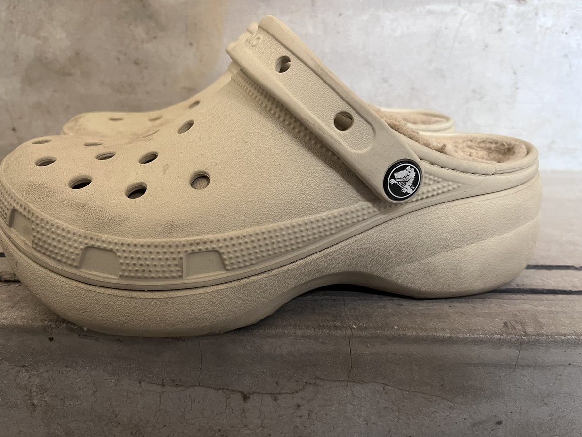 ZAlex207572's tweet photo. crocs云朵（加绒）
蓬松的内绒都被踩实，加上是缝合的不可拆卸内衬，这鞋应该自穿了到��在没洗过 https://t.co/gw7l4a9LM3