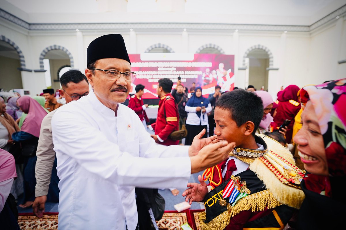 KemensosRI's tweet photo. Menteri Sosial Saifullah Yusuf (Gus Ipul) menghadiri kegiatan Kolaborasi Program Prioritas Presiden di Taman Kawasan Mekkah, Kota Pasuruan, Selasa (10/3), yang dirangkai dengan pembagian paket sembako kepada 1.500 Keluarga Penerima Manfaat (KPM) di Masjid KHAS Pasuruan. https://t.co/aD3Yoeb2UX