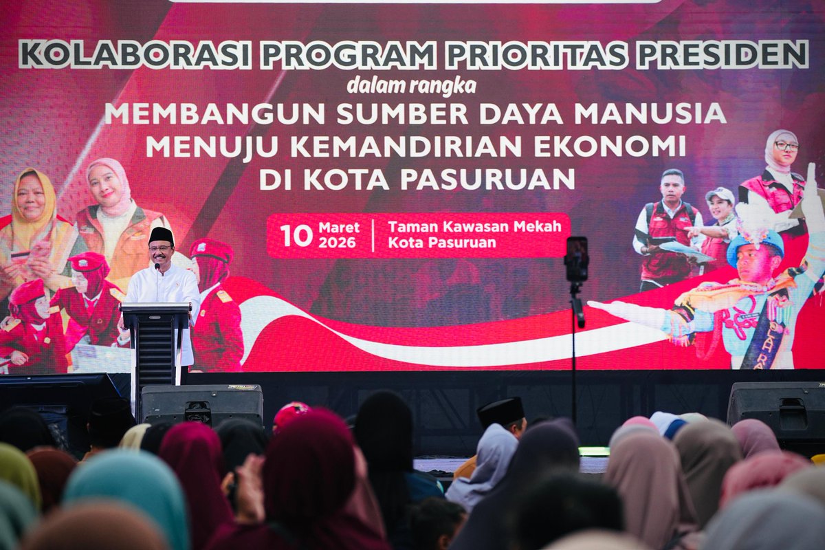 KemensosRI's tweet photo. Menteri Sosial Saifullah Yusuf (Gus Ipul) menghadiri kegiatan Kolaborasi Program Prioritas Presiden di Taman Kawasan Mekkah, Kota Pasuruan, Selasa (10/3), yang dirangkai dengan pembagian paket sembako kepada 1.500 Keluarga Penerima Manfaat (KPM) di Masjid KHAS Pasuruan. https://t.co/aD3Yoeb2UX
