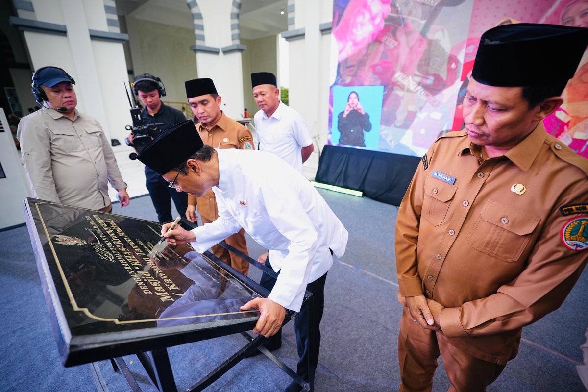 KemensosRI's tweet photo. Menteri Sosial Saifullah Yusuf (Gus Ipul) menghadiri kegiatan Kolaborasi Program Prioritas Presiden di Taman Kawasan Mekkah, Kota Pasuruan, Selasa (10/3), yang dirangkai dengan pembagian paket sembako kepada 1.500 Keluarga Penerima Manfaat (KPM) di Masjid KHAS Pasuruan. https://t.co/aD3Yoeb2UX