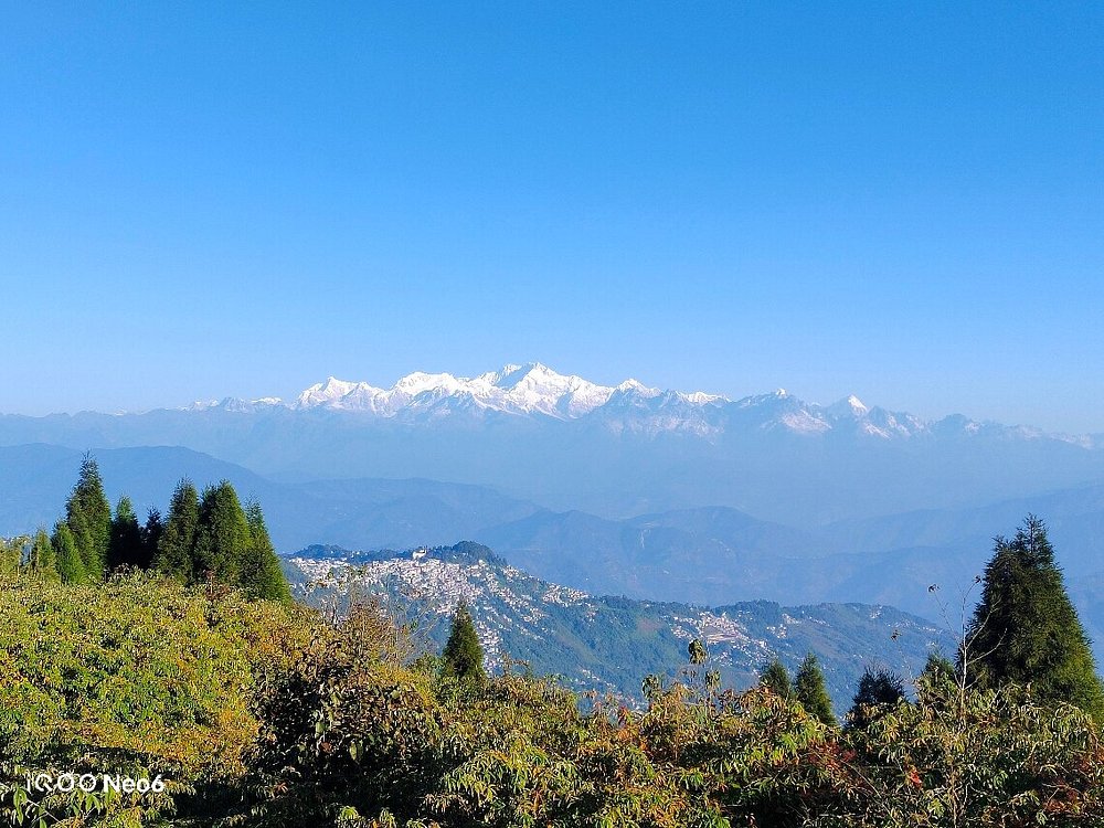 chidanand33's tweet image. 🏔️ Darjeeling – Queen of the Hills! 🍵✨

Kanchenjunga sunrise magic at Tiger Hill 🌅  
Endless green tea gardens bliss 🌿  
Toy Train chugging through clouds 🚂  
Chowrasta vibes &amp;amp; Himalayan dreams! 🇮🇳❤️

Pure serenity!  

#Darjeeling #QueenOfHills #travel  #IncredibleIndia