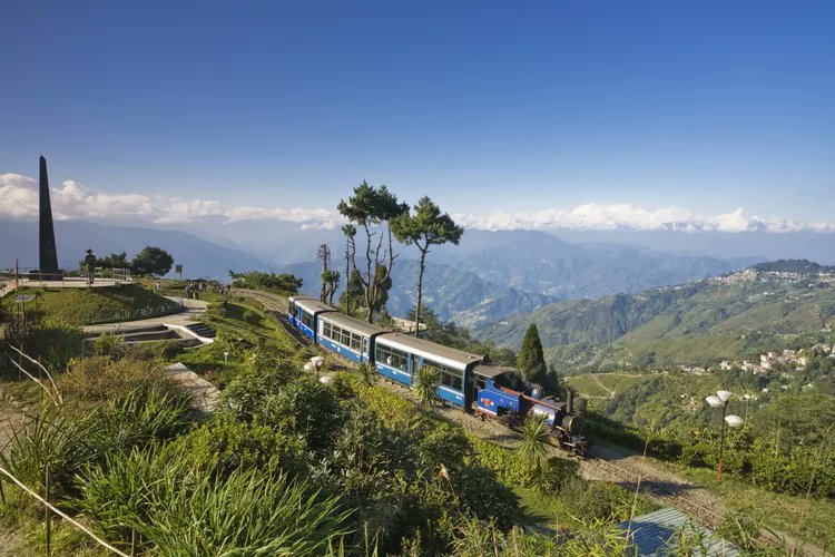 chidanand33's tweet image. 🏔️ Darjeeling – Queen of the Hills! 🍵✨

Kanchenjunga sunrise magic at Tiger Hill 🌅  
Endless green tea gardens bliss 🌿  
Toy Train chugging through clouds 🚂  
Chowrasta vibes &amp;amp; Himalayan dreams! 🇮🇳❤️

Pure serenity!  

#Darjeeling #QueenOfHills #travel  #IncredibleIndia