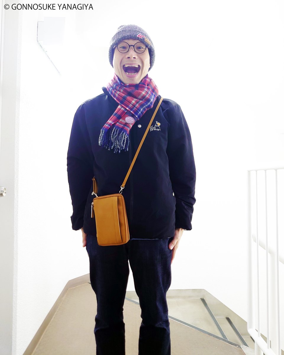 gonnosukedesu's tweet photo. 『読むしかできないブックショルダー』めっちゃ良い。
本当に読むしかできないけど、そこが良い。
鞄の中からゴソゴソ本出すの嫌だから読むのやめようがなくなるので好きな時にどんどん読める。
ポケットも便利。
予備の栞、リップ、特急券とか入れてます。
#読むしかできないブックショルダー　#読書 https://t.co/0Dg3MsOQdX