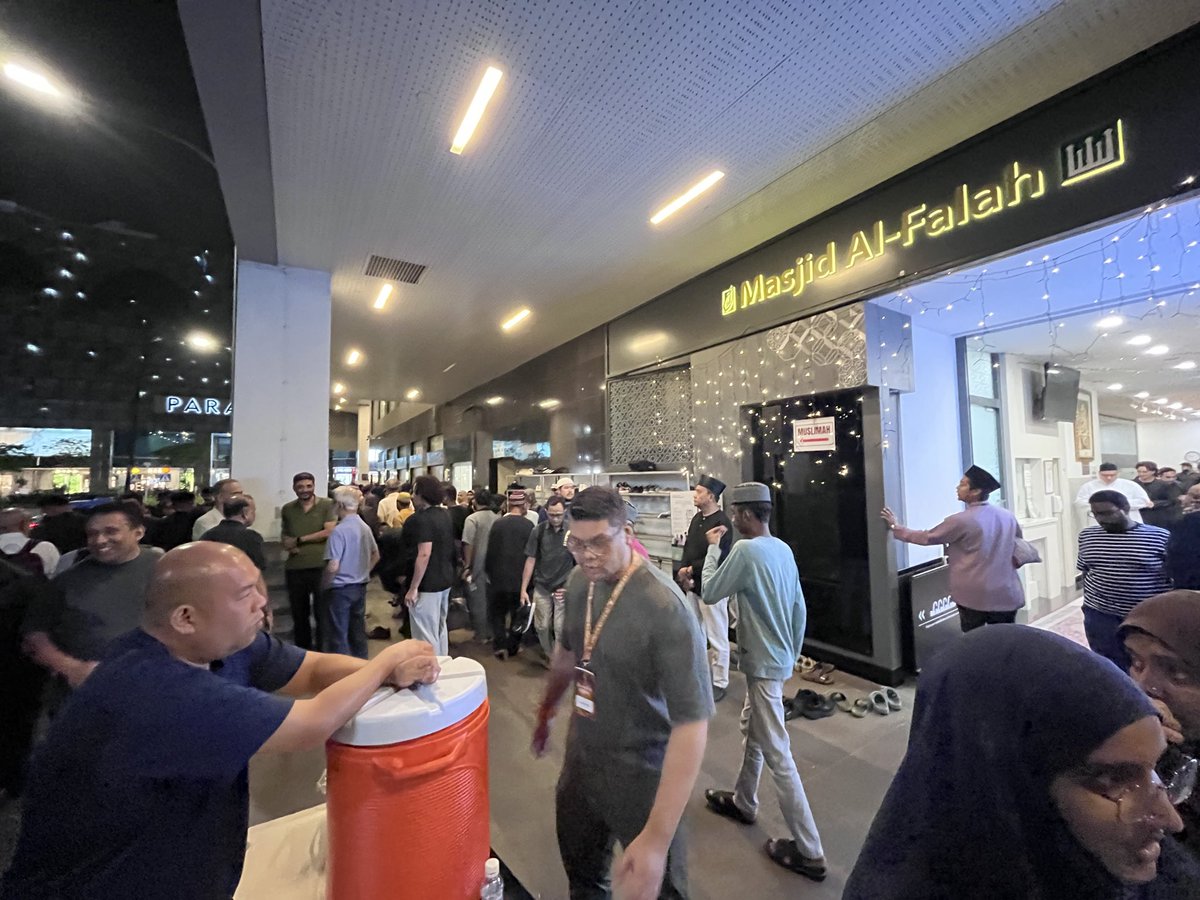 mfirdausdaud's tweet photo. Tuesday, Mar 10, 2026 / 20 Ramadhan 1447H. 

Alhamdulilah Iftar, Qiyam Ramadan diteruskan bagi tahun #ramadhan1447H. Semoga bertemu lailatul-qadar.

📍 Masjid Al-Falah, Singapura

#QiyamRamadan #QiyamRamadan1447H #Tarawih #Tarawih1447H https://t.co/UweCvJ8ipK