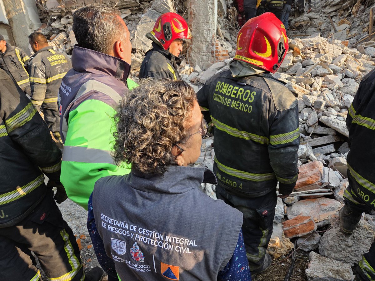 VenegasUrzua's tweet photo. Continuamos trabajando para lograr el rescate del último trabajador en el edificio colapsado en la colonia Tránsito, Cuauhtémoc.

Lamentablemente, tenemos la confirmación de que fue hallado sin vida. https://t.co/kXM18QxyYP