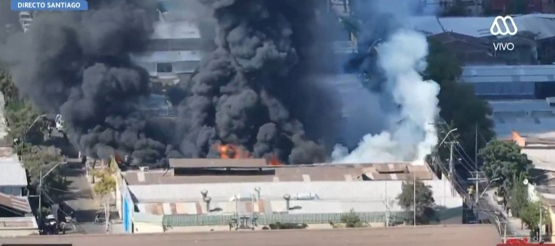 !!AHORA!! Bomberos #Santiago declara 3ra alarma de incendio por fuego en fábrica con peligro de propagación Padre Orellana y General Gana <a href="/Bomba_Decima/">Bomba España CBS</a> <a href="/BomberosdeChile/">Bomberos de Chile</a> <a href="/Pabl0Manzanares/">EMERGENCIAS CHILE.</a> <a href="/reddeemergencia/">Red de Emergencia ONG</a>