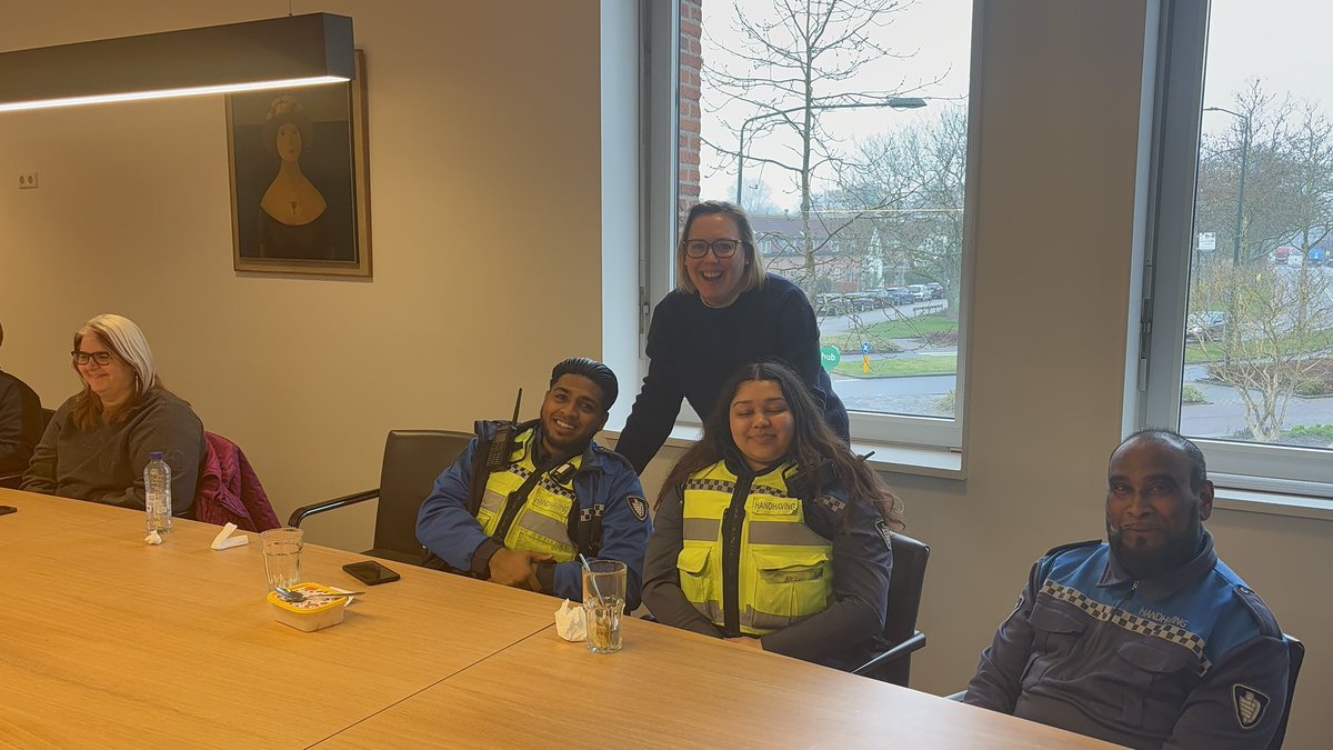 VVDLdamVburg's tweet image. Vanmiddag brachten we een flitsbezoek aan onze handhavers om hen tijdens hun wekelijks werkoverleg te verrassen met iets lekkers. 

Onze handhavers zijn essentieel om onze straten en wijken heel, schoon en veilig te houden!

#thuisinleidschendamvoorburg #veiligheid #handhaving