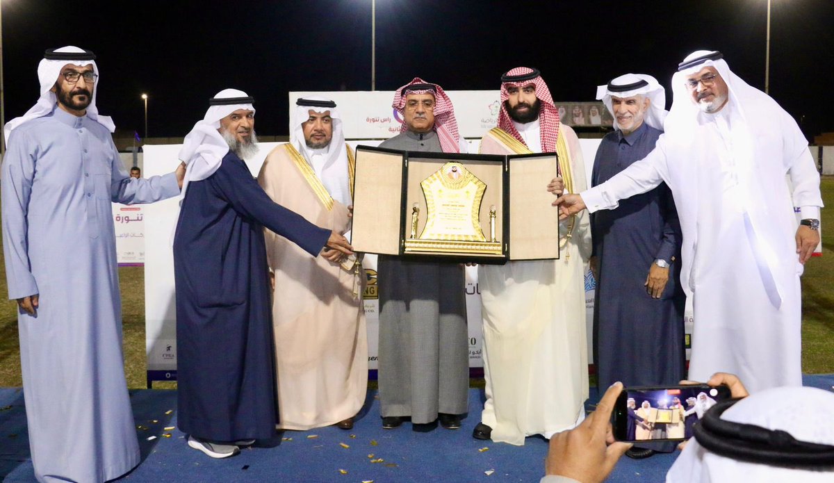 Eastern_RT's tweet photo. محافظ رأس تنورة يتوج «نجوم رحيمة» بكأس الدورة الرمضانية الثانية وسط حضور جماهيري كبير 

برعاية وحضور محافظ محافظة رأس تنورة، اختُتمت مساء اليوم فعاليات الدورة الرمضانية الثانية لكرة القدم بنادي رأس تنورة، في أجواء رياضية حافلة بالحماس والتفاعل، وبمشاركة واسعة من الفرق وحضور لافت من المسؤولين والأهالي ومحبي الرياضة في المحافظة.

وفي ختام البطولة، تُوِّج فريق نجوم رحيمة بكأس البطولة بعد فوزه بالمركز الأول، حيث سلّم محافظ رأس تنورة الكأس وجائزة المركز الأول التي بلغت خمسة عشر ألف ريال، وسط احتفاء كبير من الجماهير التي تابعت منافسات البطولة منذ انطلاقتها.

وشهدت الدورة حضورًا جماهيريًا مميزًا عكس الاهتمام الكبير بالأنشطة الرياضية في المحافظة، حيث تم خلال الفعاليات توزيع جوائز نقدية للجماهير الحاضرة بلغ مجموعها عشرة آلاف ريال، في بادرة أسهمت في تعزيز أجواء التفاعل والاحتفاء بالبطولة خلال ليالي شهر رمضان المبارك.

من جهته، أكد رئيس نادي رأس تنورة الأستاذ متعب العتيبي في كلمته خلال الحفل أهمية هذه الفعاليات الرياضية في تعزيز روح التنافس والتقارب بين أبناء المجتمع، مشيرًا إلى تزامن البطولة مع الاحتفاء بذكرى يوم التأسيس، وما تمثله هذه المناسبة الوطنية من معانٍ عظيمة تعكس تاريخ الدولة السعودية وجذورها الراسخة، مؤكدًا ضرورة الحفاظ على منجزات الوطن والوقوف صفًا واحدًا خلف القيادة الرشيدة، مستذكرًا ما قدمه الآباء والأجداد من تضحيات أسهمت في بناء هذا الوطن وترسيخ أمنه واستقراره.

كما رفع العتيبي شكره وتقديره لصاحب السمو الملكي الأمير سعود بن نايف بن عبدالعزيز أمير المنطقة الشرقية، ولصاحب السمو الملكي الأمير سعود بن بندر بن عبدالعزيز نائب أمير المنطقة الشرقية، نظير ما يوليانه من اهتمام ومتابعة لمختلف مشاريع التنمية في المنطقة، وحرصهما الدائم على تسريع وتيرة الإنجاز بما ينعكس إيجابًا على جودة الحياة وخدمة المواطن والمقيم.

وفي ختام الحفل، قام كل من عبدالله الأنصاري، وحسين القحطاني، وعويض العتيبي، وعبدالله الشمري، نيابةً عن أهالي محافظة رأس تنورة، بتكريم رئيس بلدية المحافظة المهندس محمد الجاسم بدرع تقدير، تقديرًا لجهوده في تطوير المحافظة والعمل على أنسنة شوارعها والارتقاء بجودة الحياة فيها بما يخدم الأهالي وزوار المحافظة.