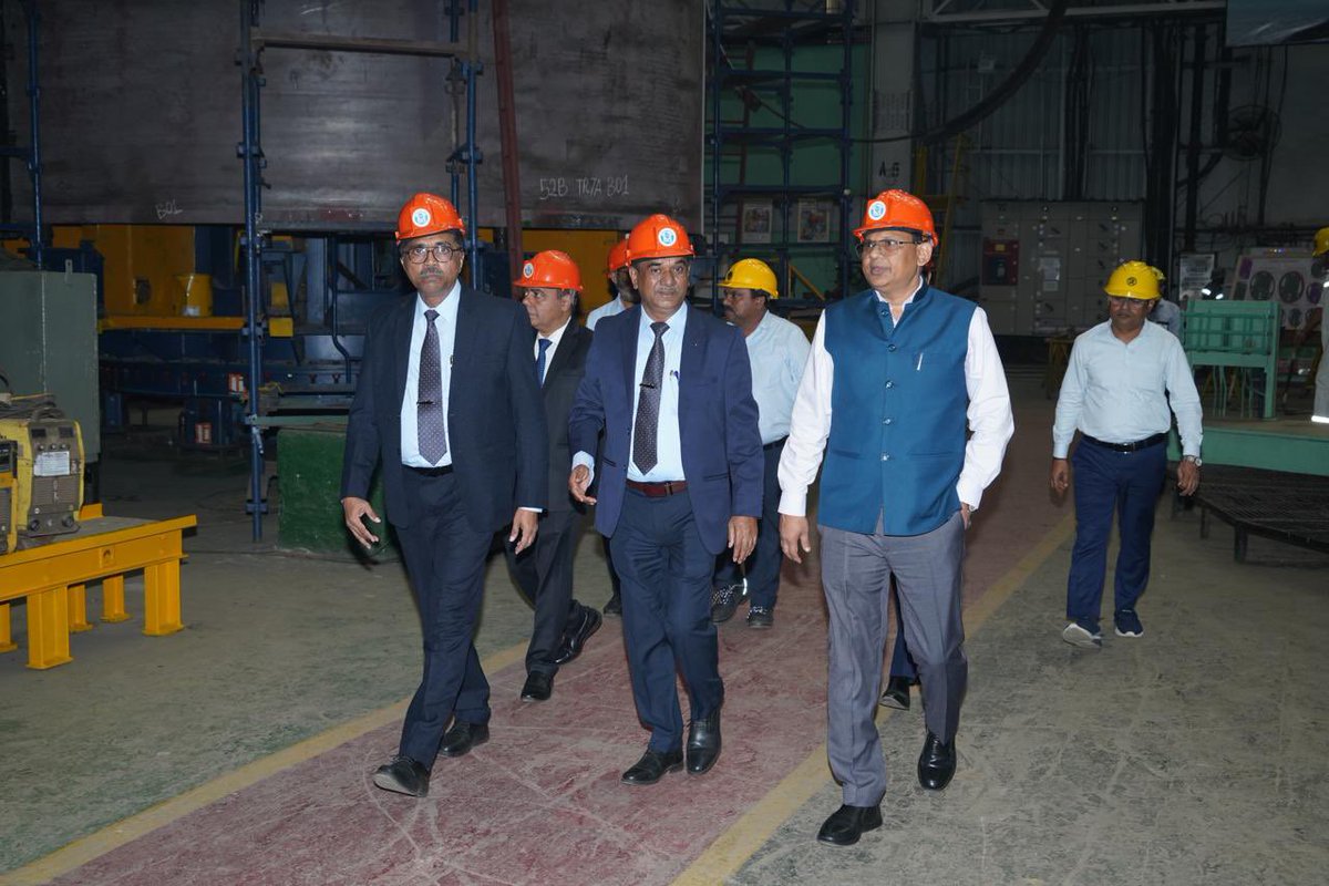 MazagonDockLtd's tweet image. #visit 
🔶#MDL was honoured to welcome Shri Dinesh Mahur, ITS, Additional Secretary (Defence Production), to the yard. 

🔶This was followed with a presentation and discussions led by Shri Biju George, Director (Shipbuilding ) on MDL’s shipbuilding capabilities.

🔶The visit