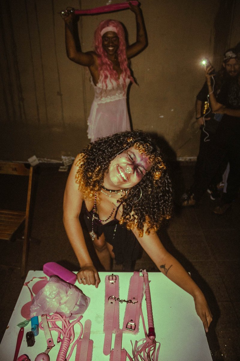 akgoddess_'s tweet photo. Faz tempo que eu não apareço nessa rede ai vim deixar esse fotão de eu chicoteando a minha doce Mirablis ao vivo 🩷🫰🏾 https://t.co/cCOwEXzE4R