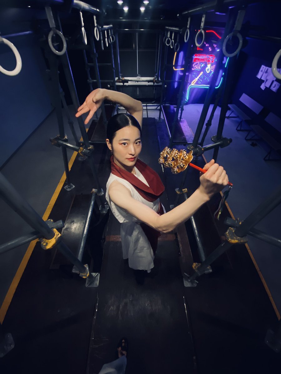 AmeLiliy's tweet image. 本日もご来場ありがとうございました！

大千穐楽は公演の千穐楽だからと、個人的にはこれが最後のつもりで意気込みましたが、あと1日あって正直ほっとしております。
大好きな巫女とのお別れが寂しいです。

残り5日となりました。
皆様もかくりよで悔いなく。

#AnemoiaTokyo #immersiveexperience