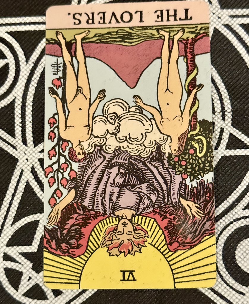 宇宙传讯：恋人逆🔮
恋人在正位时：连接、选择、价值观一致、心灵共鸣、整合。

🧣关系中的失衡。人际交往中有一方在迎合，或自己没有表达内心真正的想法，没有处理好自己的感受

🧣内心的分裂（选择困难/纠结/后悔）。理智和欲望相互拉扯。容易买不需要的东西/不健康的选择。长期快乐VS短期欲望