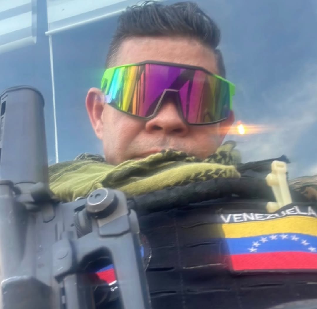 GUSTAVO MUJICA, ALIAS “EL CHINO BÁEZ”

Hay nombres que la narcodictadura intenta mantener en la sombra. No porque no tengan poder, sino porque lo que hacen es demasiado oscuro incluso para su propia propaganda.

Uno de esos nombres es Gustavo Mujica, conocido como “El Chino