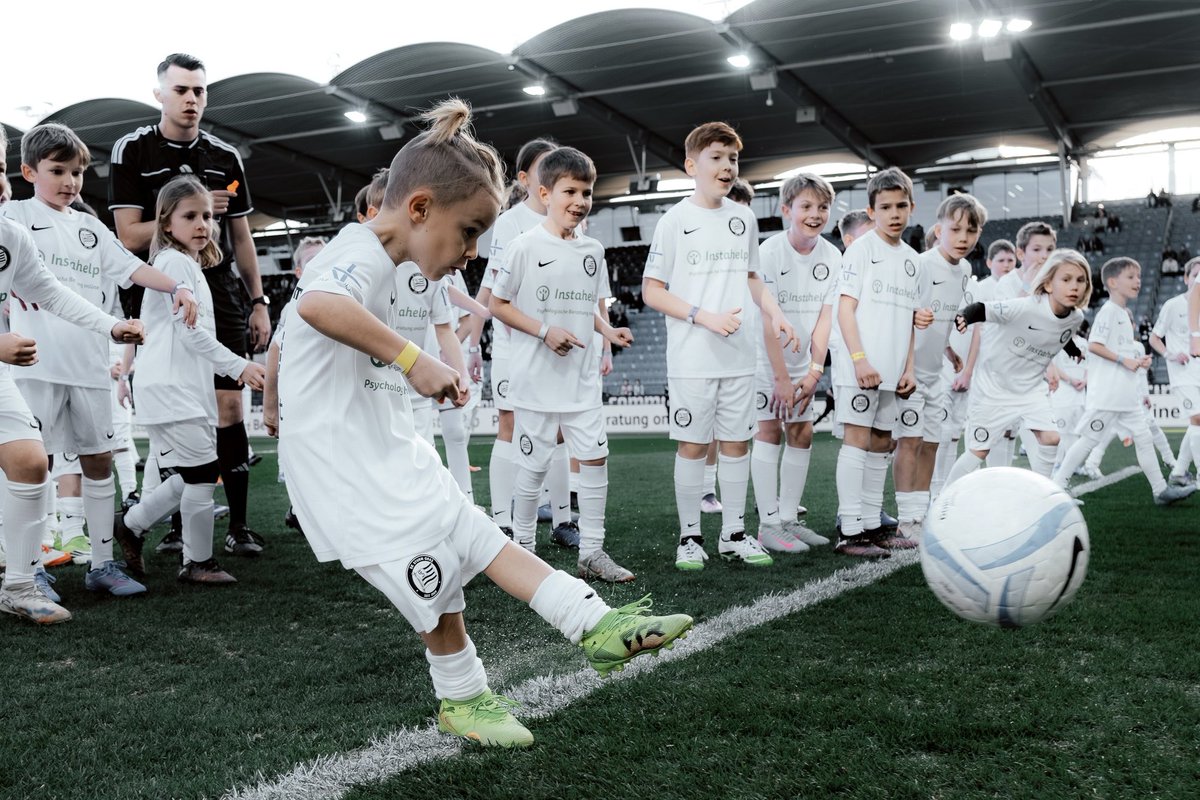 SKSturm's tweet photo. Was für ein Tag – 100 Kids vs. den Meister mit #Qualle, Mario #Haas, Jakob #Jantscher und Jon Gorenc #Stanković! 🪼🖤🤍 https://t.co/hGnscQDvbE
